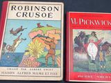 deux livres pour enfants consacrés à Robinson et à Pickwick, posés sur une table