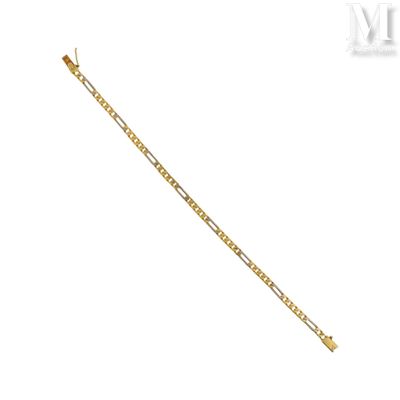 un gros plan d'un bracelet à maillons dorés sur fond blanc