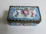 une boîte bleue et blanche ornée d'une rose rose