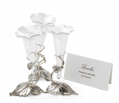 deux vases en verre décorés de fleurs et un marque-place