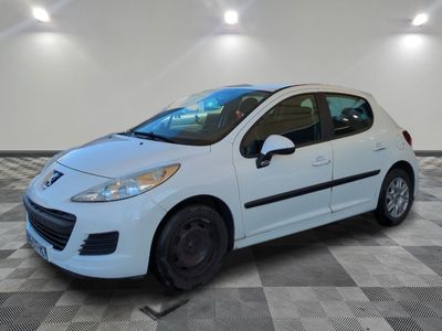 la photo d'une voiture blanche garée dans un garage