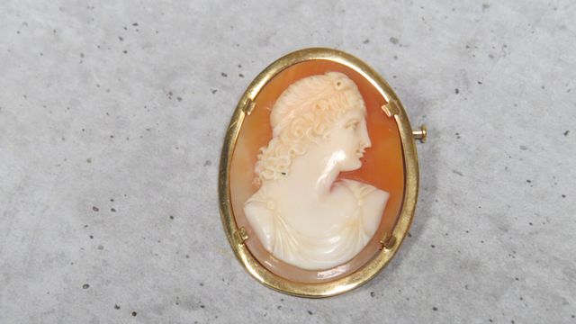 Broche ovale à décor d’un camé figurant un profil de femme antiqu...