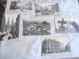 une table avec un tas de vieilles photos dessus