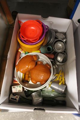 une boîte remplie de jouets et d'autres objets