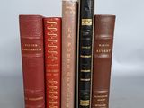 plusieurs livres sont alignés sur une table