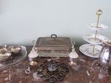 une table en marbre sur laquelle sont disposés de la vaisselle et des couverts en argent
