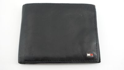 portefeuille en cuir noir sur fond blanc