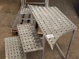 une table en métal et quatre chaises dans une pièce