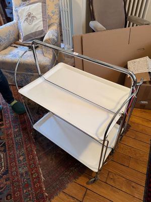 un chariot posé au milieu d'un salon