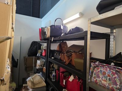 une pièce où s'entassent des sacs, les uns sur les autres, sur les étagères