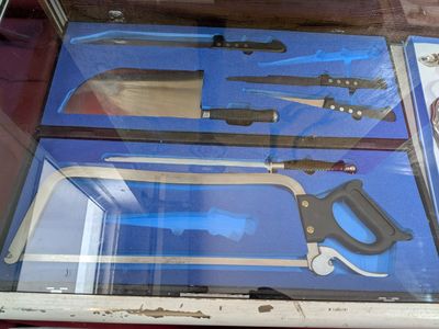 une vitrine contenant divers outils