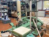 une machine posée sur une table dans une pièce