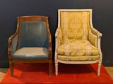 deux chaises placées l'une à côté de l'autre sur un tapis rouge
