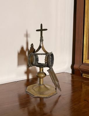 une horloge posée par terre à côté d'un miroir
