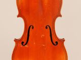 un vieux violon posé sur un chevalet devant un fond blanc