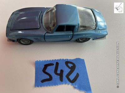 une petite voiture bleue posée à côté d'une feuille de papier bleue