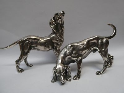 paire de figurines de chiens plaquées argent sur fond blanc