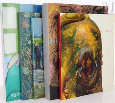 trois livres sont empilés sur une table