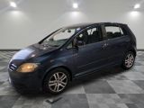 la photo d'une voiture bleue garée dans un garage