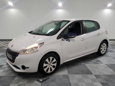 une voiture blanche est garée dans une pièce au sol à carreaux