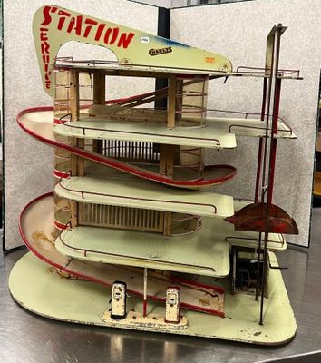 une maquette représentant une tour de planches de surf posée sur une table