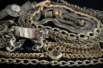 LOT de bijoux fantaisies en métal comprenant colliers, brace…