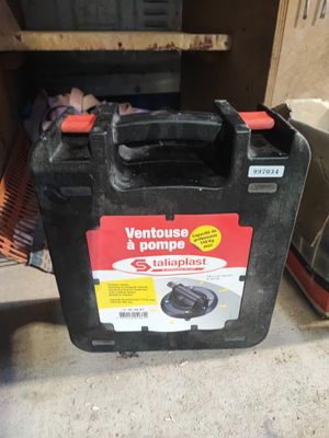 une boîte noire avec une étiquette rouge posée par terre