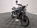 une moto garée sur un sol en damier