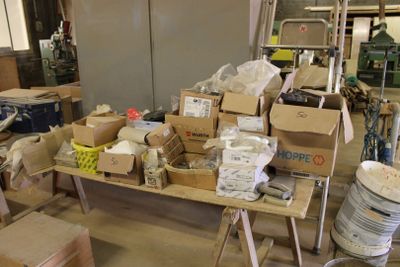 une multitude de cartons empilés sur une table dans une pièce