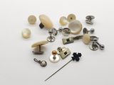 de nombreux types de boutons et de broches sur un fond blanc
