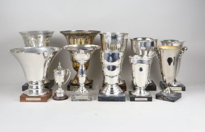 Réunion de onze coupes-trophées en métal argenté, la plupart…