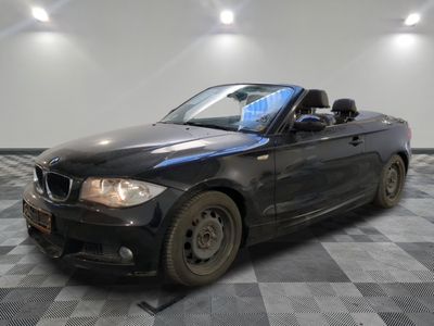 l'image d'une voiture noire garée dans un garage