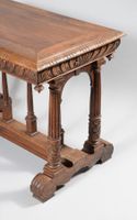 Table à écrire en noyer sculpté ouvrant par un tiroir et rep… (photo 2)
