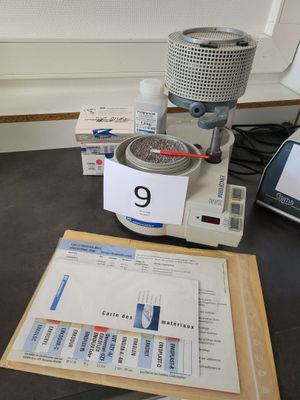 une machine posée sur une table
