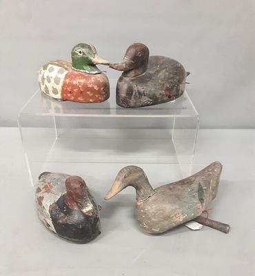trois canards sont posés sur le dessus d'une vitrine transparente