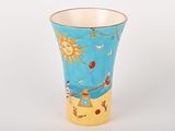 un vase bleu orné d'une illustration représentant une scène de plage