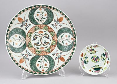 deux assiettes ornées de motifs floraux et de feuilles