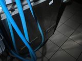 un tuyau bleu raccordé à un réfrigérateur dans une pièce sombre