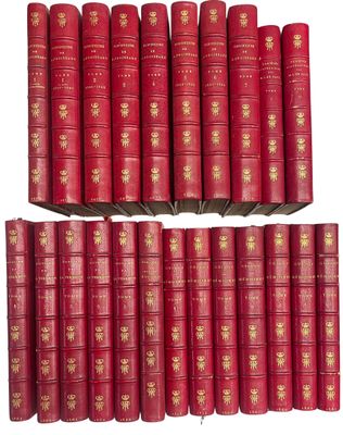 une pile de livres rouges empilés les uns sur les autres