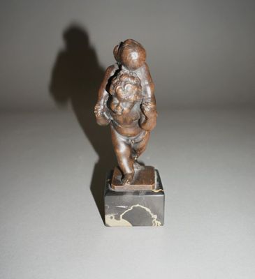 Petit sujet en bronze patiné représentant deux chérubins se …