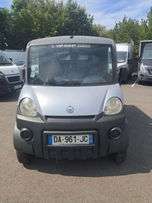 une petite camionnette garée sur un parking