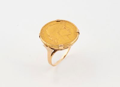 une bague en or avec une pièce au milieu