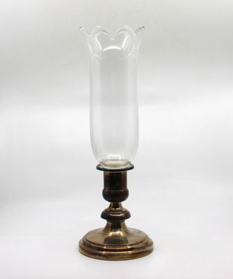 une image représentant un vase en verre contenant une bougie