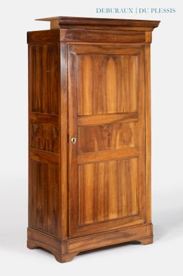 une image représentant une grande armoire en bois avec des tiroirs