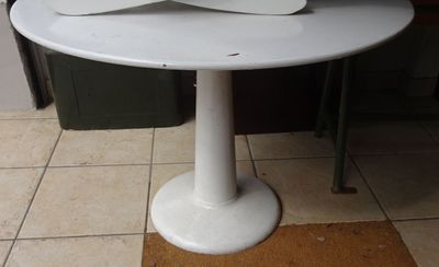 une table blanche sur laquelle est posée une fleur blanche