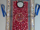 une photo d'une table recouverte d'un tapis rouge et bleu