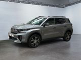 Le SUV gris est garé dans une grande pièce aux murs blancs.