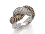 gros plan d'une bague en diamant sur fond blanc