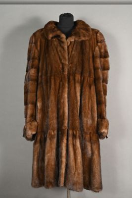 AMERICAN LEGENG - RIZAL. Ample manteau en vison à effet jupo…