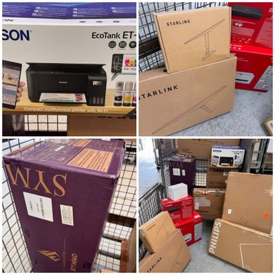plusieurs photos de cartons et d'une imprimante exposés dans un magasin